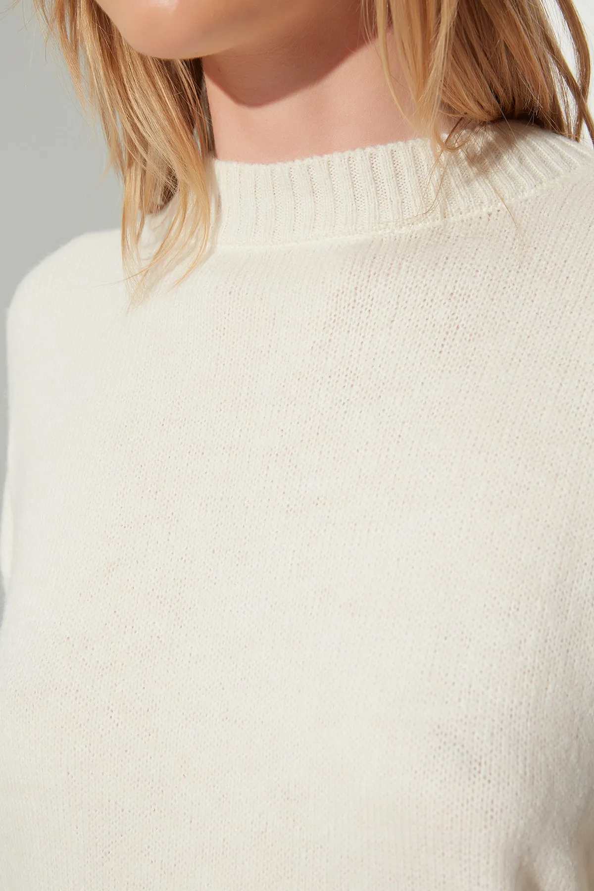 Trendyol Collection  Ecrufarbener Strickpullover aus Wolle mit Rundhalsausschnitt TWOAW23KZ01142