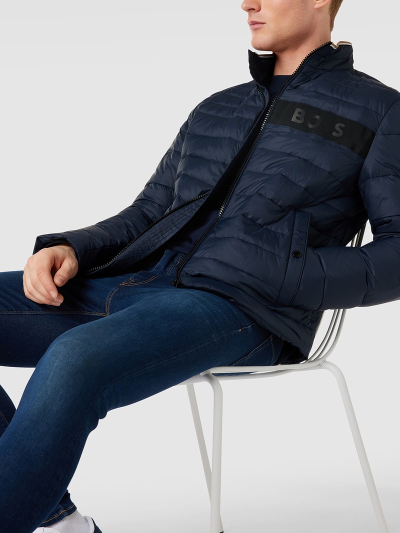 Steppjacke mit Label-Patch Modell 'Darolus' in dunkelblau