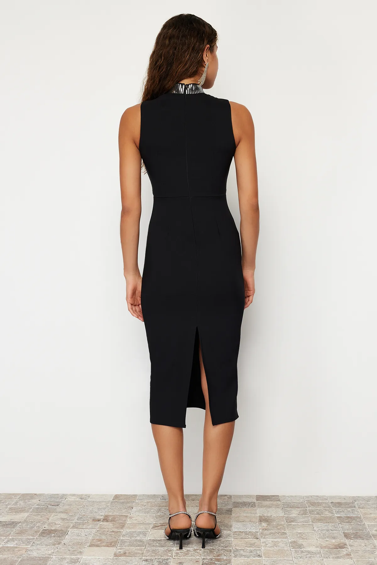 Trendyol Collection  Elegantes Abendkleid in Schwarz mit hohem Kragen und Accessoires TPRSS24EL00060