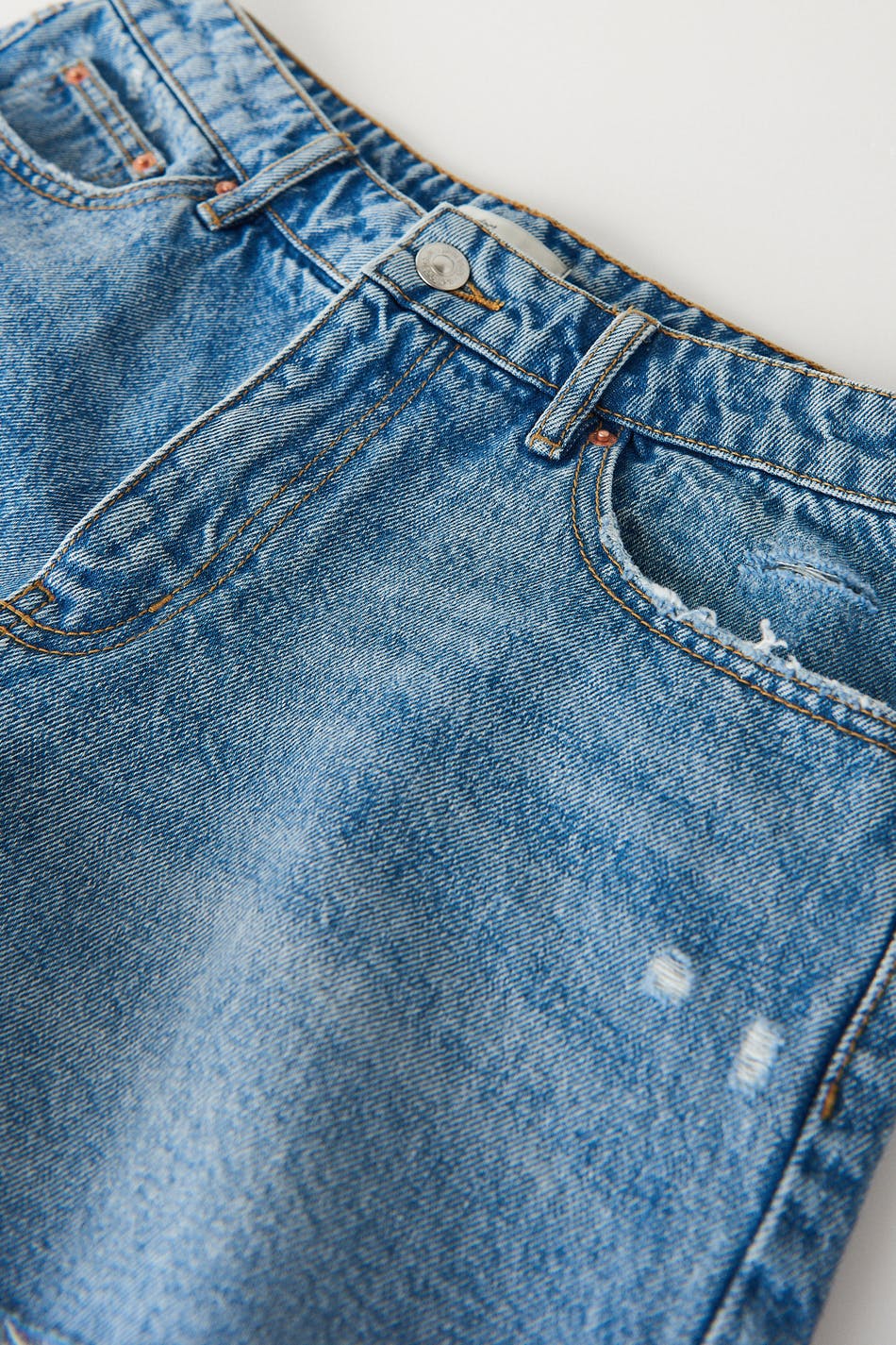 Frayed hem denim shorts