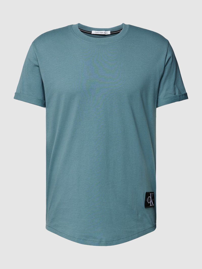 T-Shirt mit Label-Patch in rauchblau
