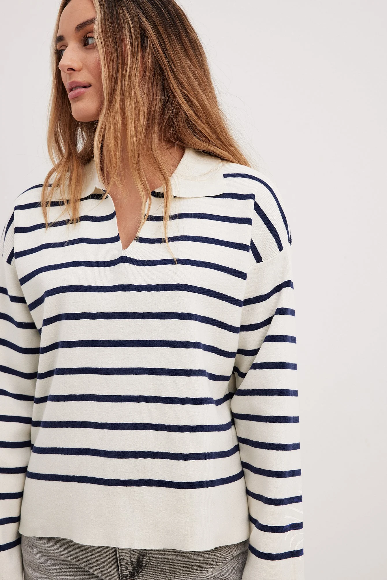 Gestreifter Pullover mit Strickkragen