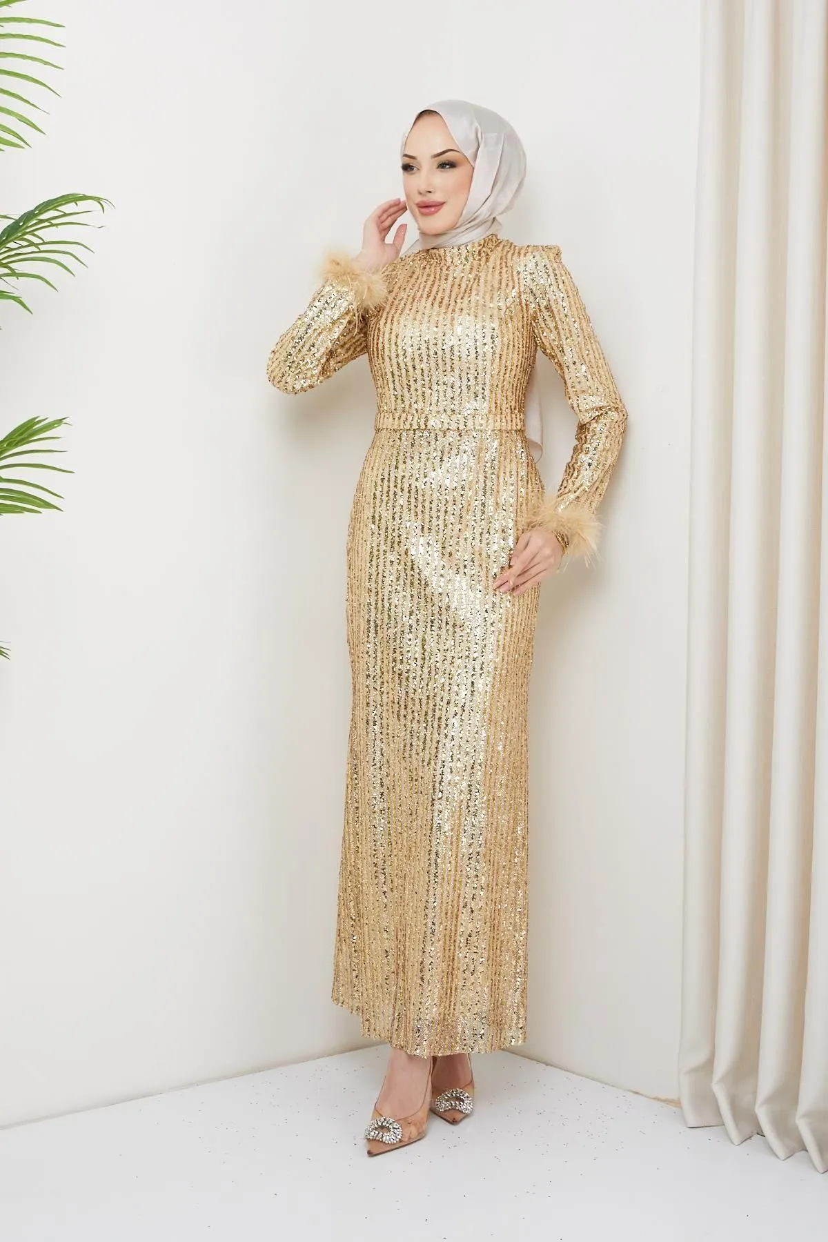 Olcay  Abendkleid aus Tüll mit Pailletten und Federndetails in Gold 1207