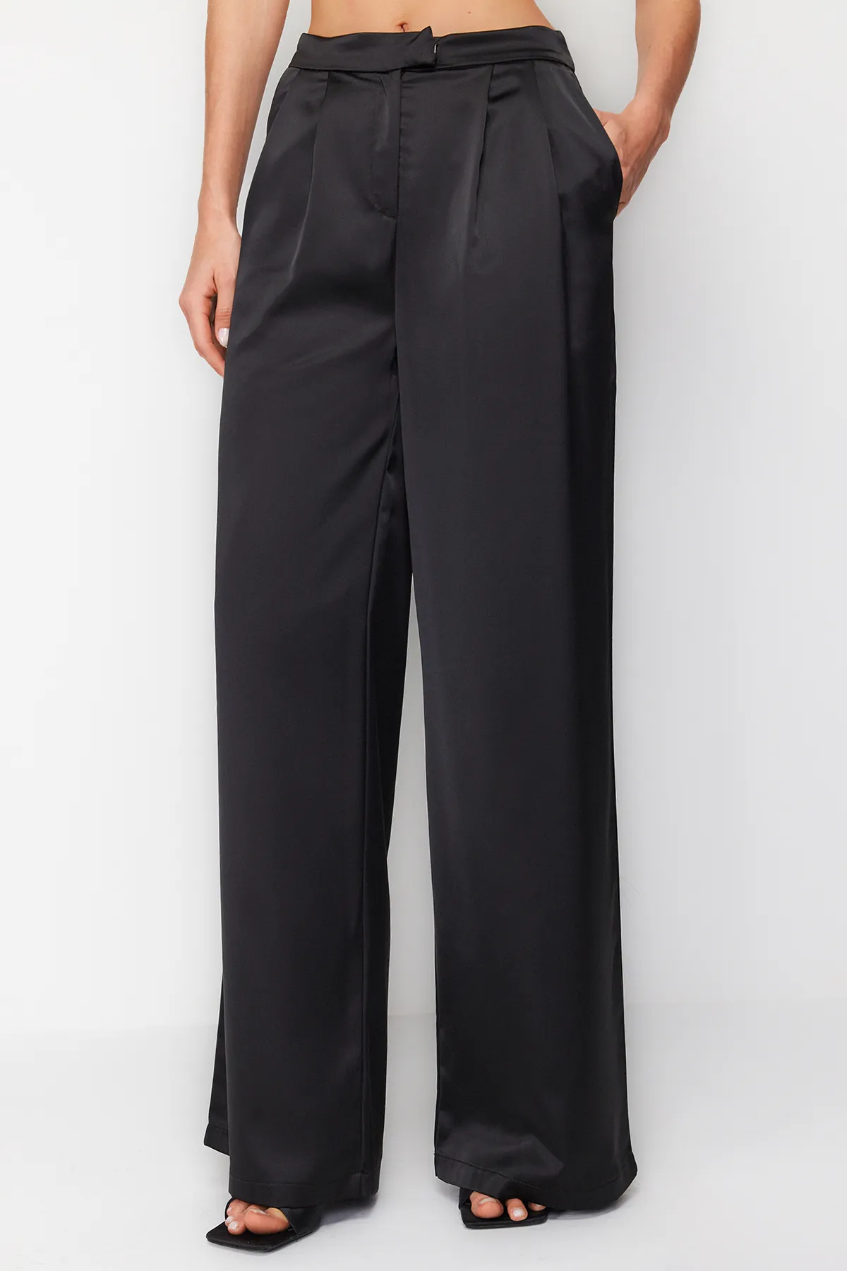 Trendyol Collection  Schwarze Satinhose mit weitem Bein