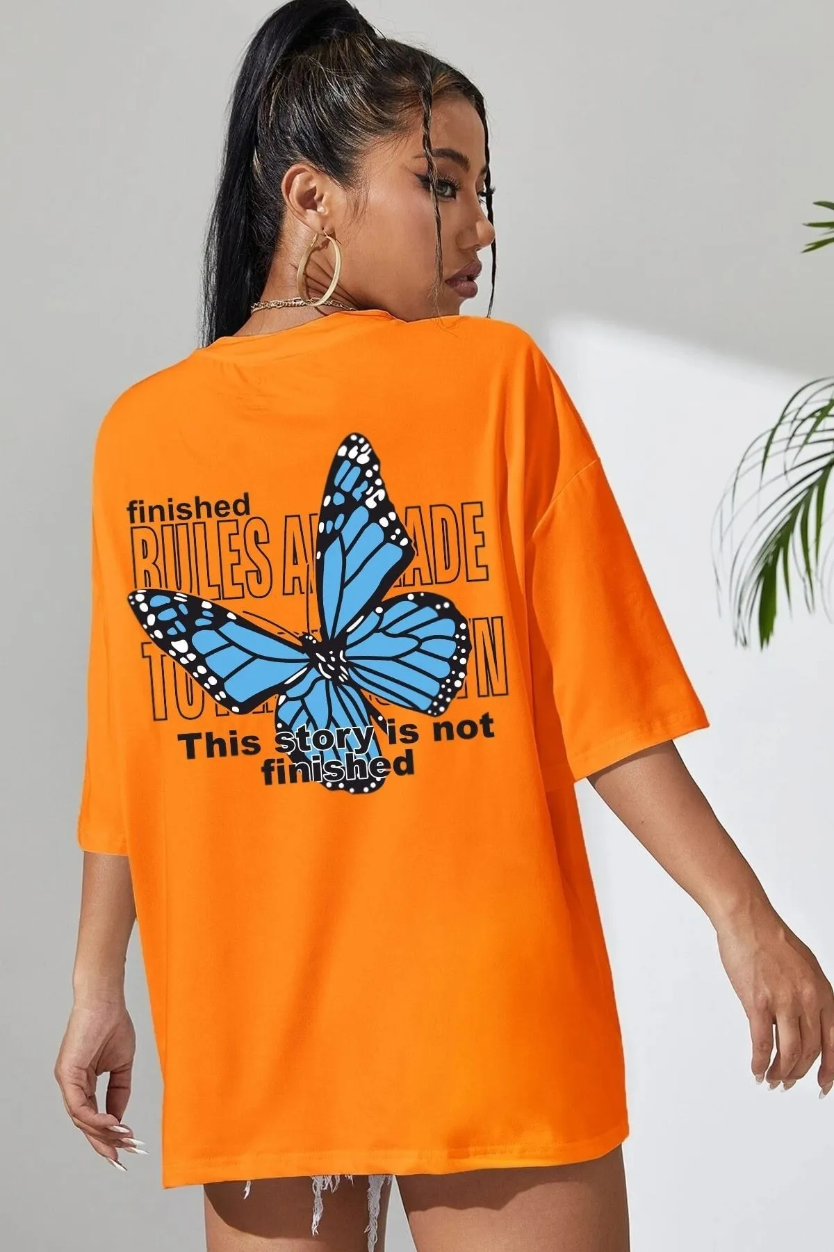 uyguntarz  Unisex-T-Shirt mit orangefarbenem Schmetterlings-Aufdruck auf der Rückseite