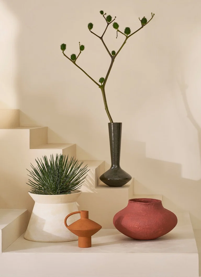 Un jarrón esbelto de 50 cm, inspirado en la naturaleza urbana.