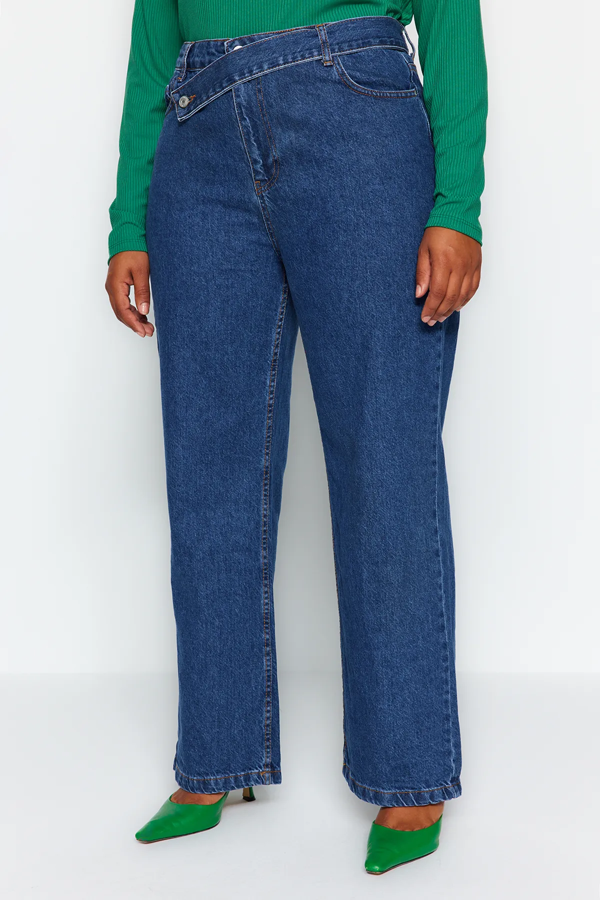 Trendyol Curve  Dunkelblaue Jeans mit geradem Schnitt und detaillierter Taille TBBAW24CJ00003