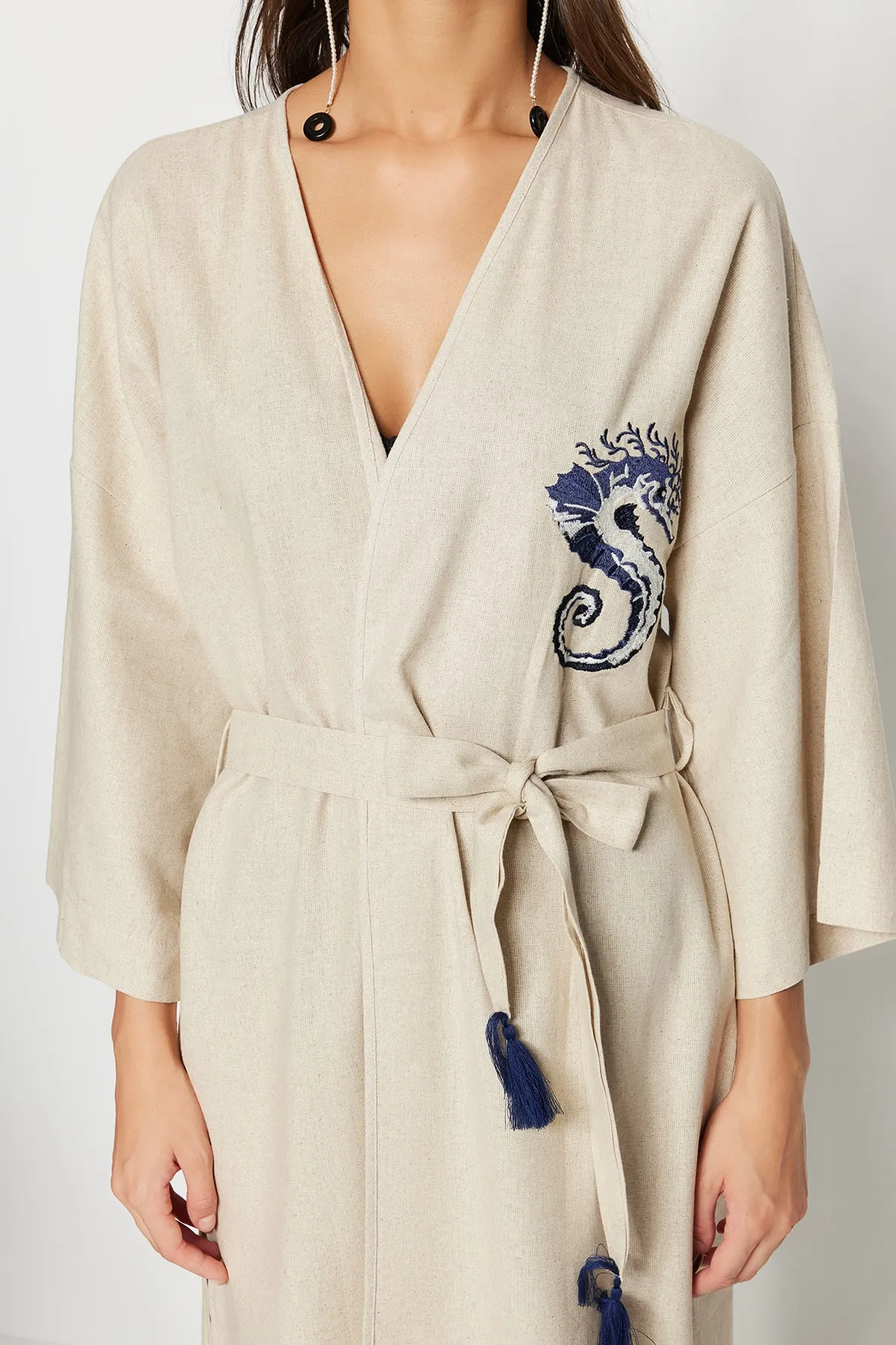 Trendyol Collection  Marineblauer Maxi-Kimono und Kaftan aus 100 % Baumwolle mit Gürtel, Stickereien und Stickereien TBESS20KM0051
