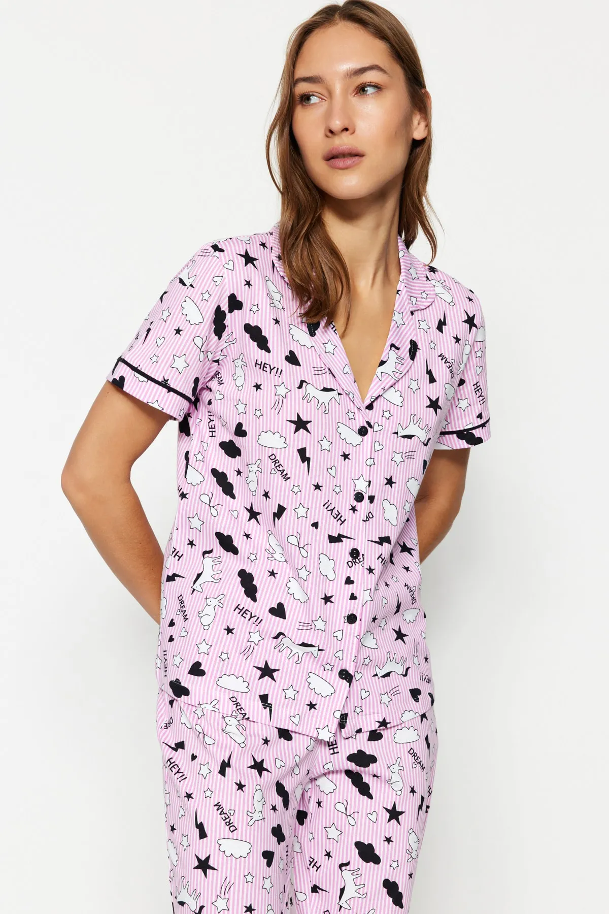 Trendyol Collection  Hellrosa Strick-Pyjama-Set aus 100 % Baumwolle mit Paspeln und grafischem Muster aus Hemd und Hose THMSS19IP0037