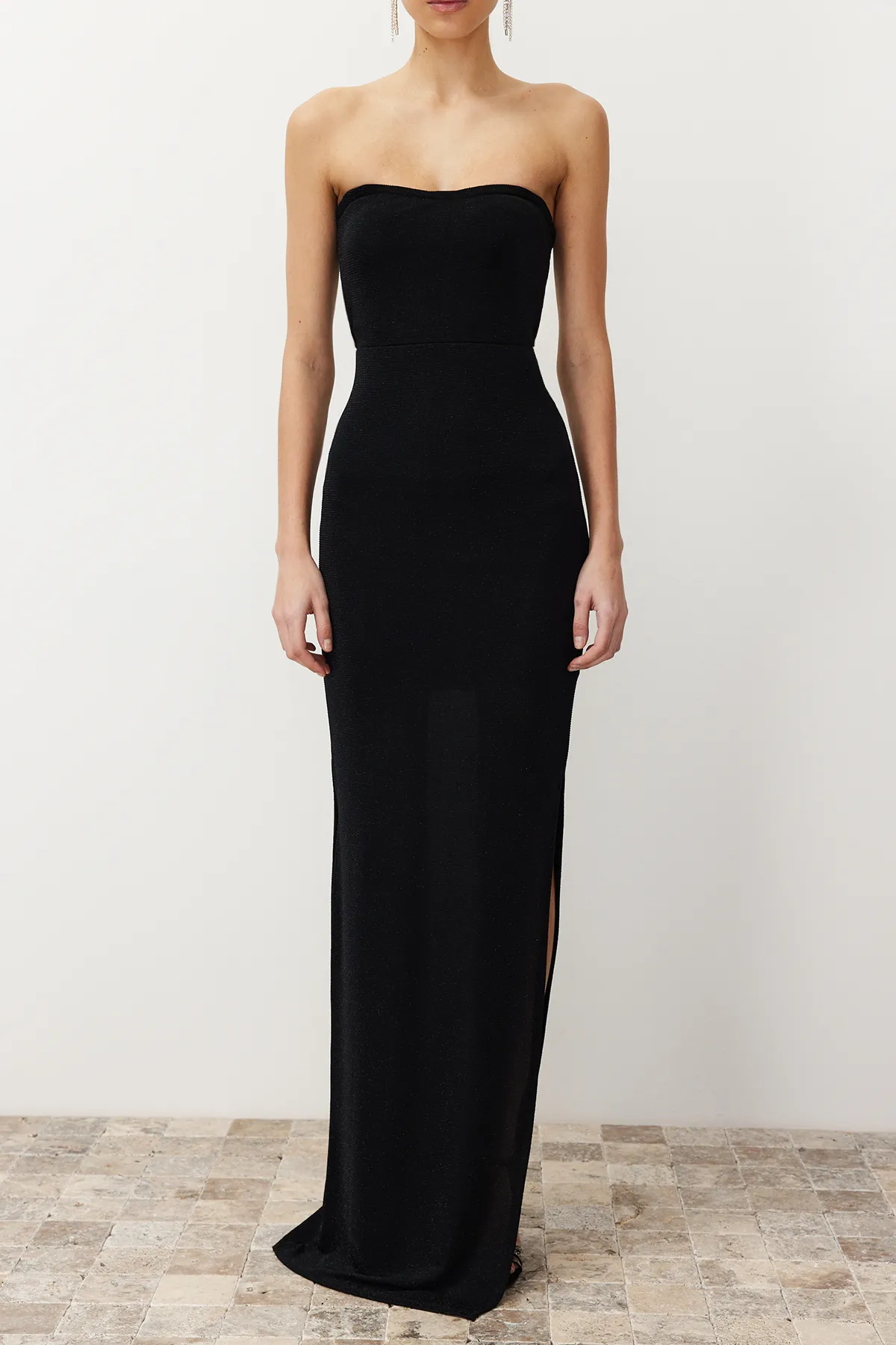 Trendyol Collection  Schwarzes, figurbetontes, gefüttertes, langes Abendkleid mit Glitzer TPRSS24AE00114