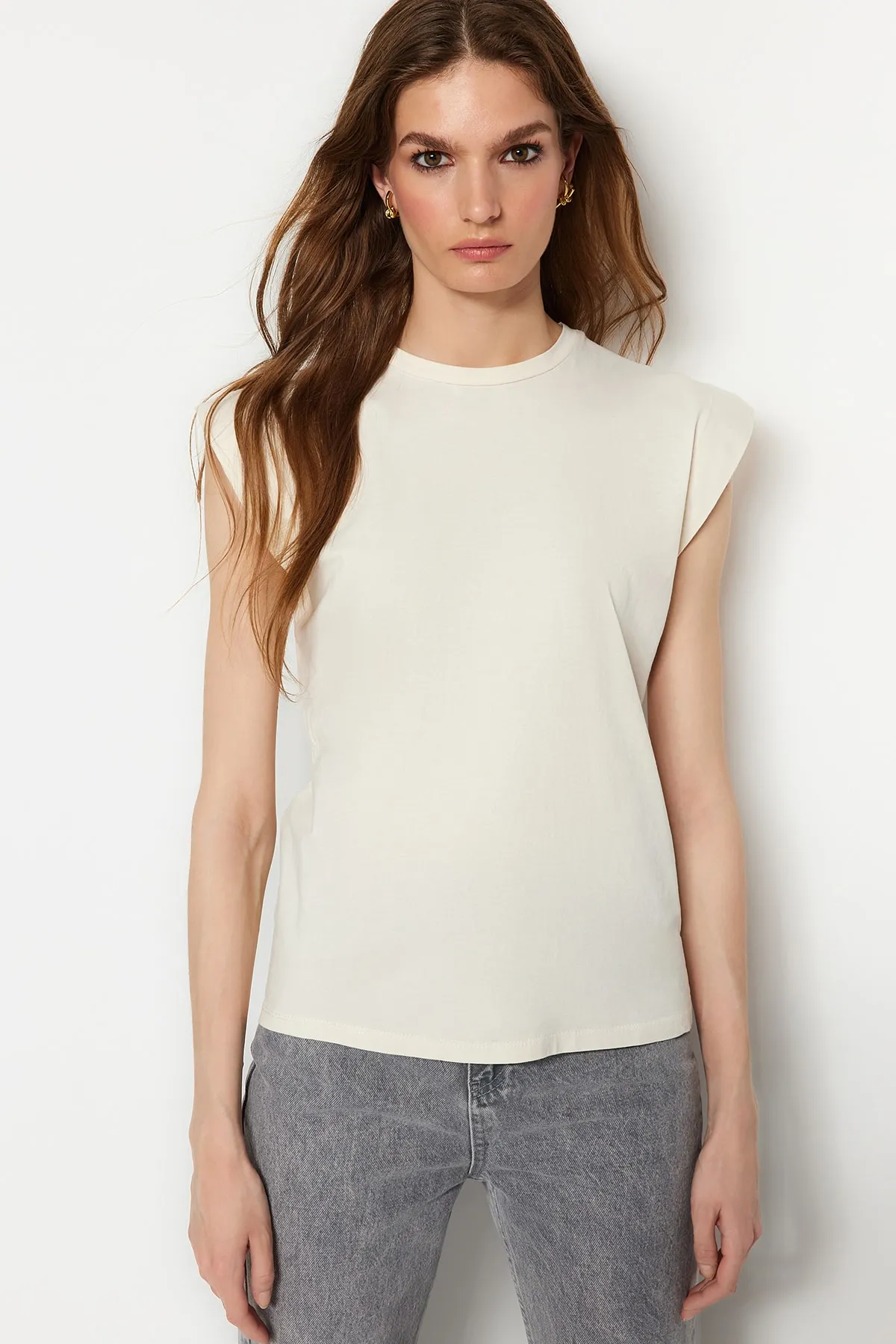 Trendyol Collection  Beigefarbenes Basic-Strick-T-Shirt mit Rundhalsausschnitt aus 100 % Baumwollwatte TWOSS20TS0021