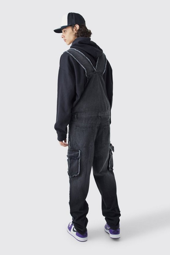 Lockere Latzhose mit ausgefranstem Saum