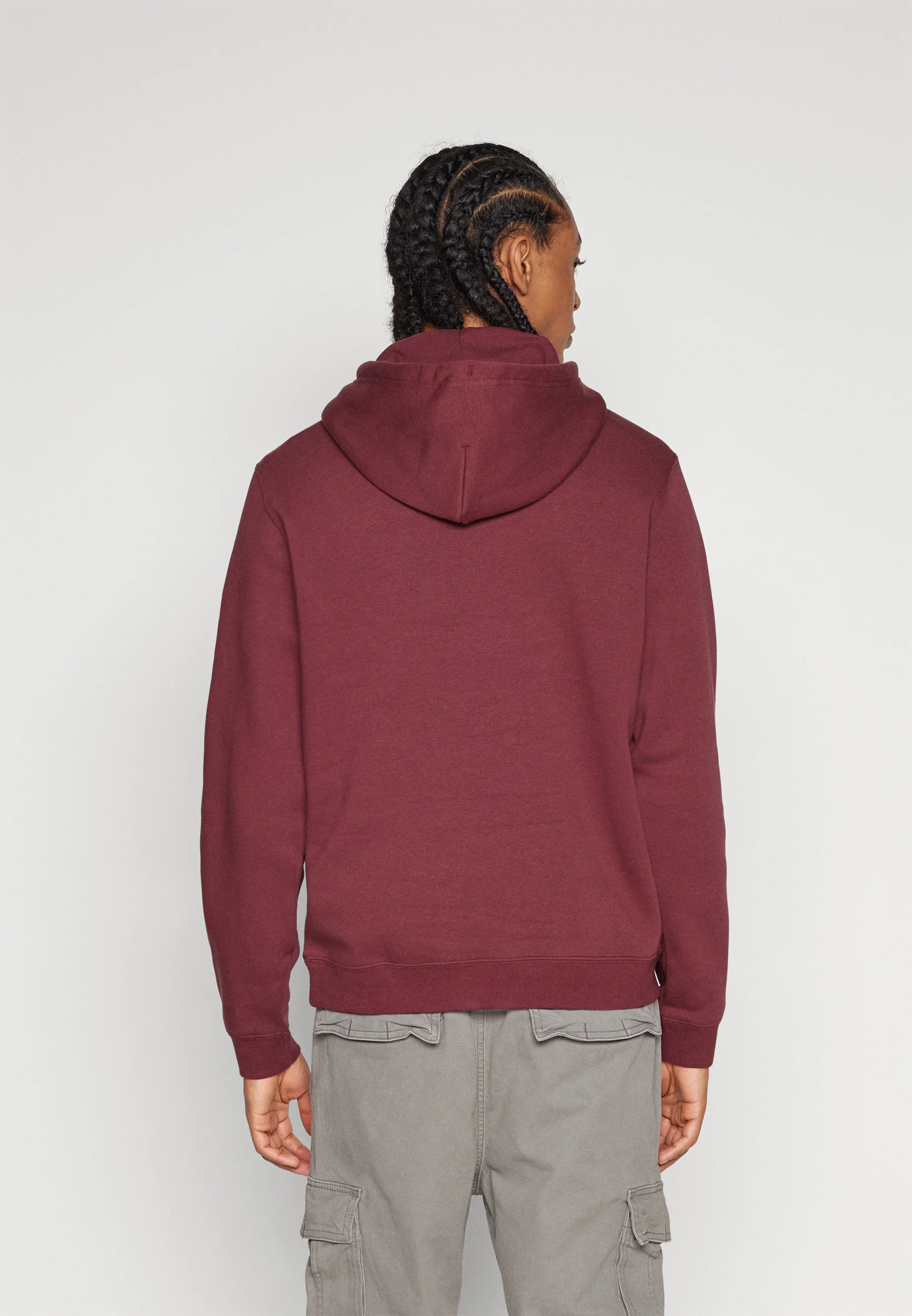 Sudadera con capucha Converse de ajuste estándar con parche Chuck Core grande en el centro del frente - Sudadera