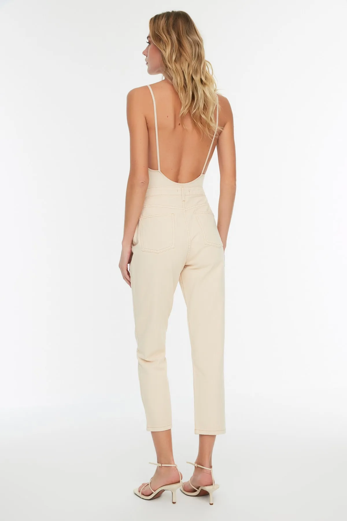 Trendyol Collection  Ecrufarbene Mom-Jeans mit hoher Taille, 100 % Bio-Baumwolle TWOSS21JE0302