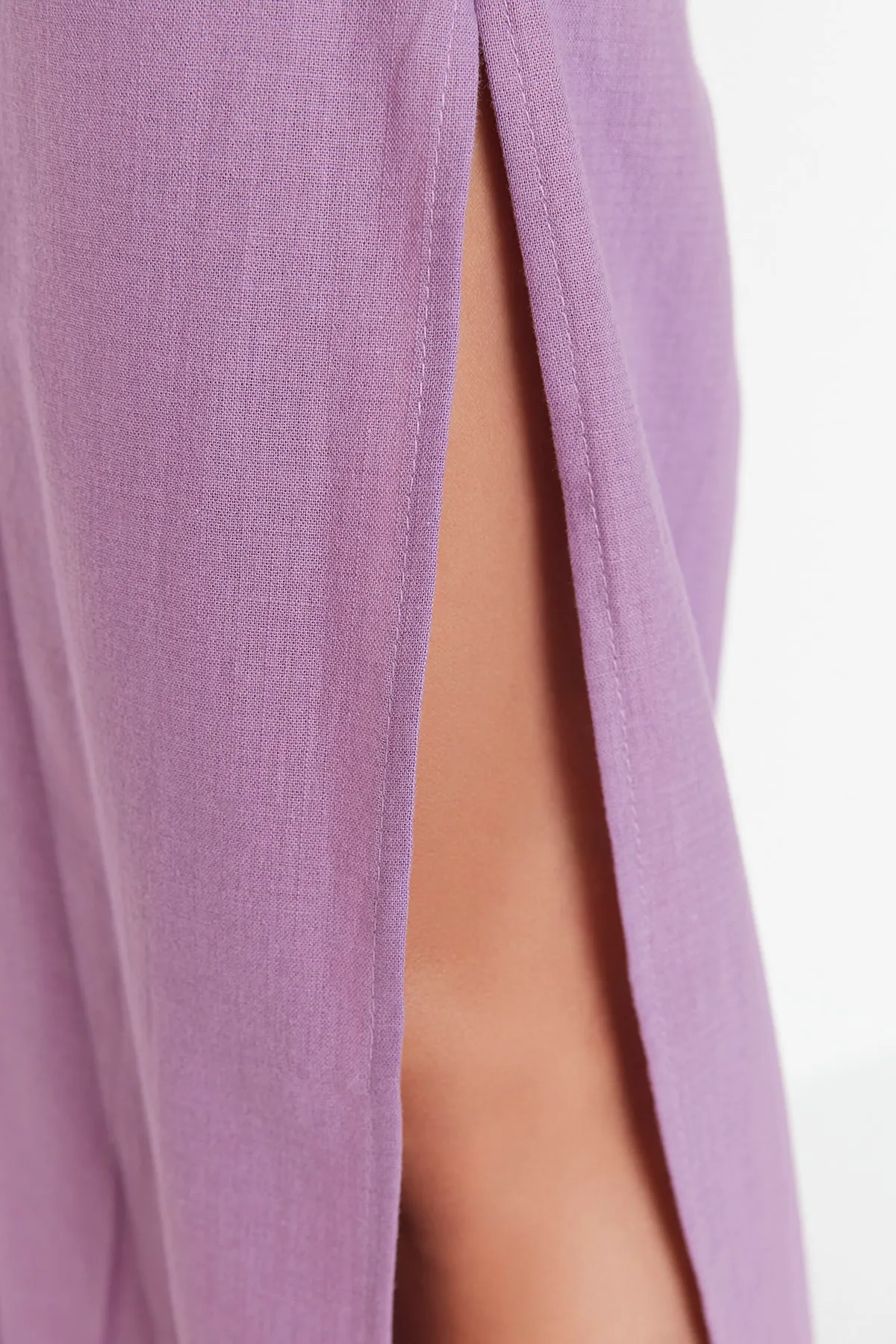 Trendyol Collection  Lilafarbene, strukturierte Schlitzhose aus Leinen TBESS21PL0493