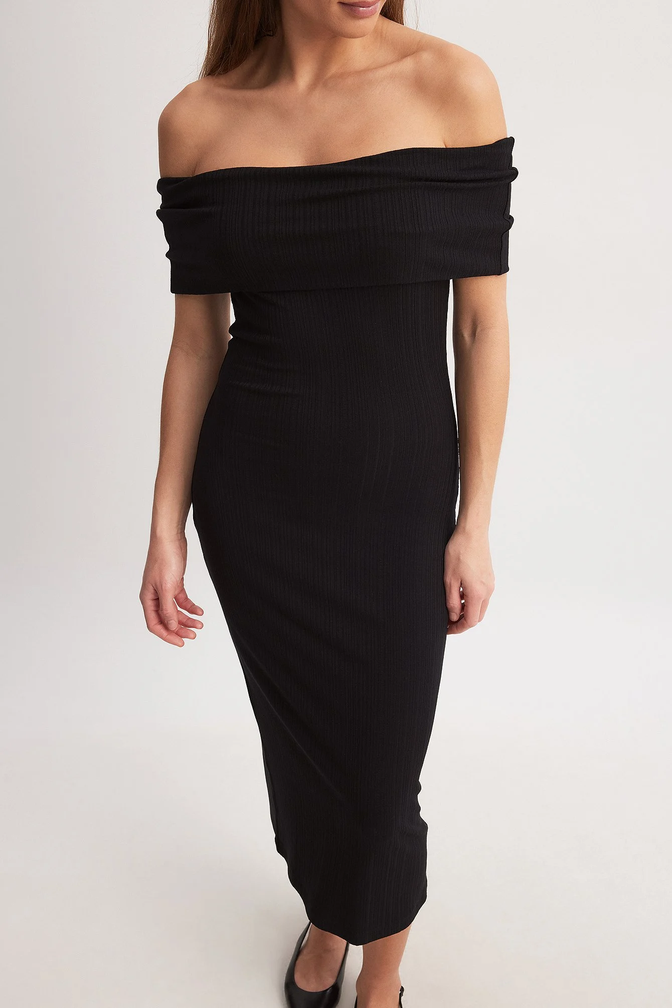 Schulterfreies geripptes Midikleid