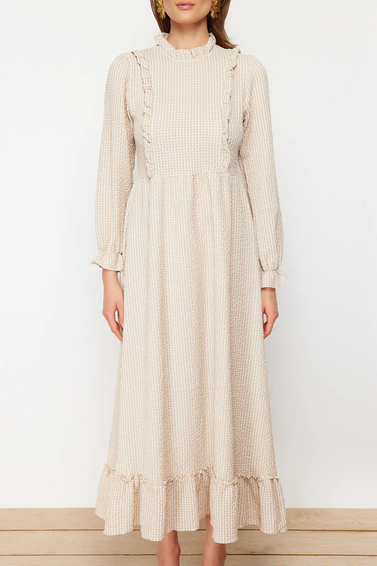 Trendyol Modest  Beiges gewebtes Kleid mit Gingham-Muster und Rüschendetail TCTSS21EB0028