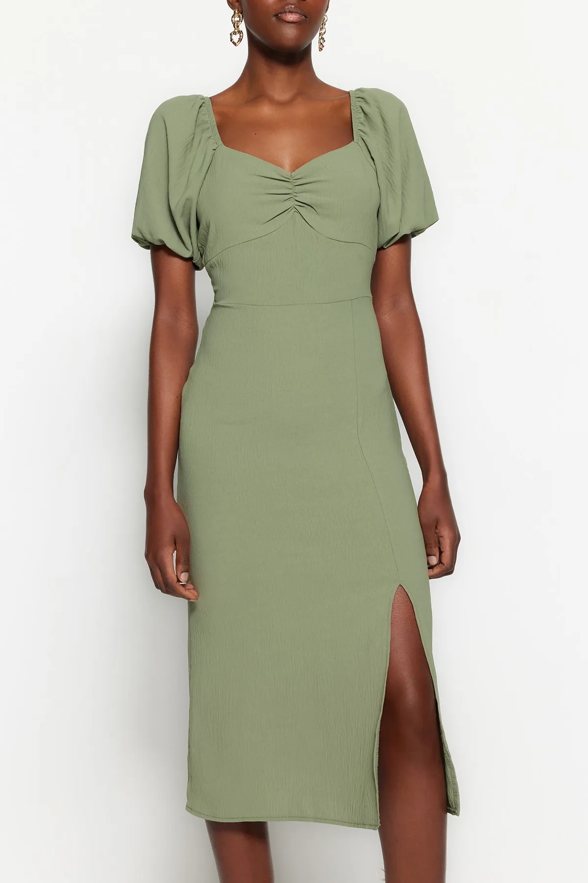 Trendyol Collection  Khakifarbenes, figurbetontes Midi-Webkleid mit Schlitz hinten TWOSS23EL01164