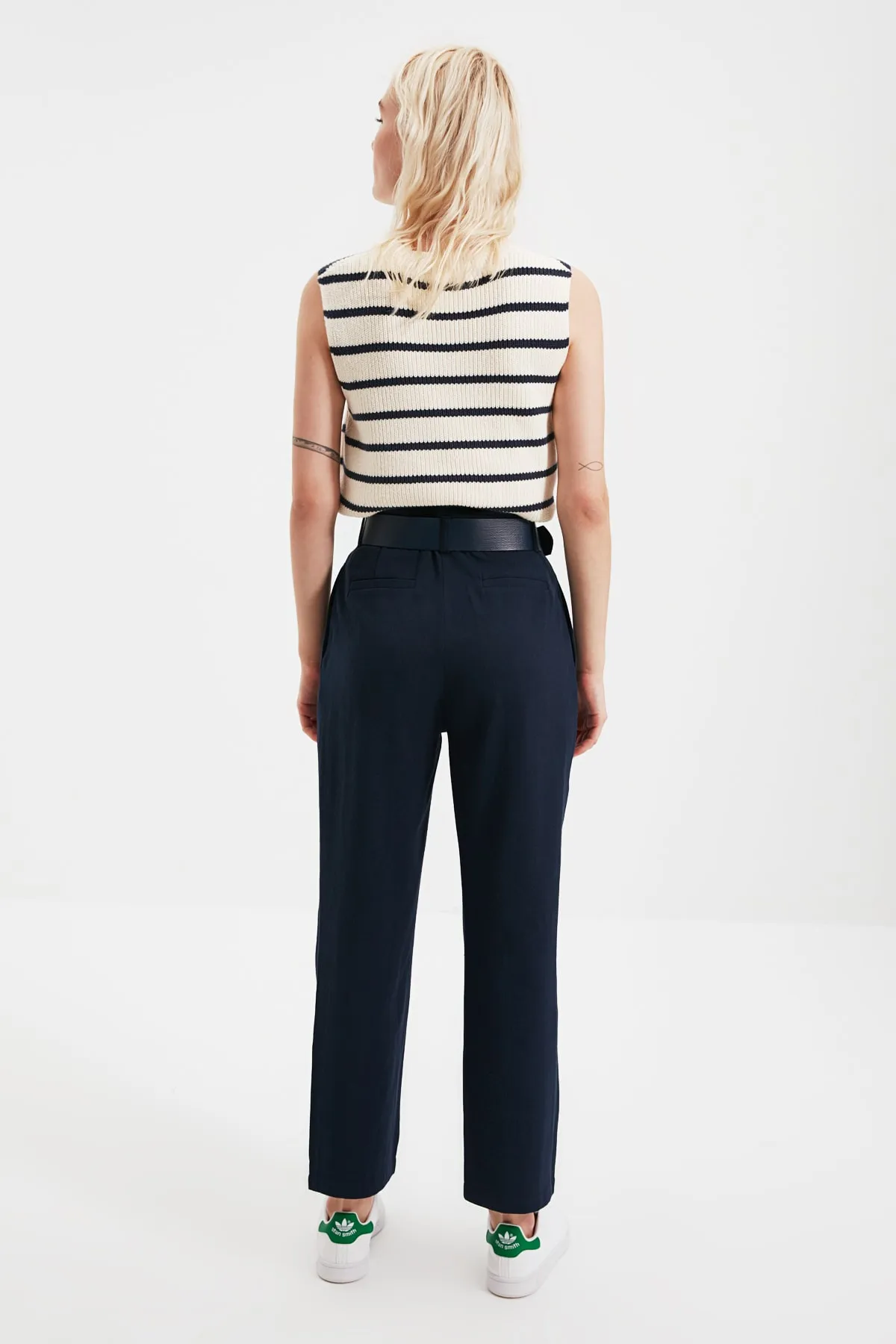 Trendyol Collection  Marineblaue, karottengewebte Hose mit Gürtel TWOSS20PL0016