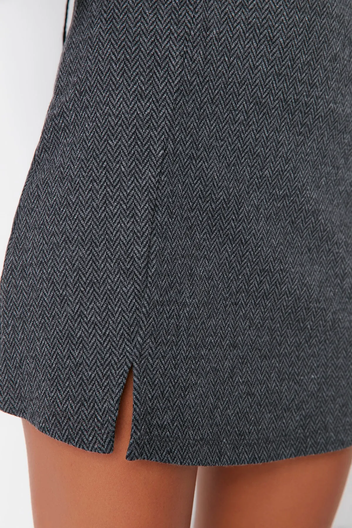 Trendyol Collection  Anthrazitfarbener Mini-Strickrock mit normaler Taille und Schlitzdetail TWOAW20ET0565