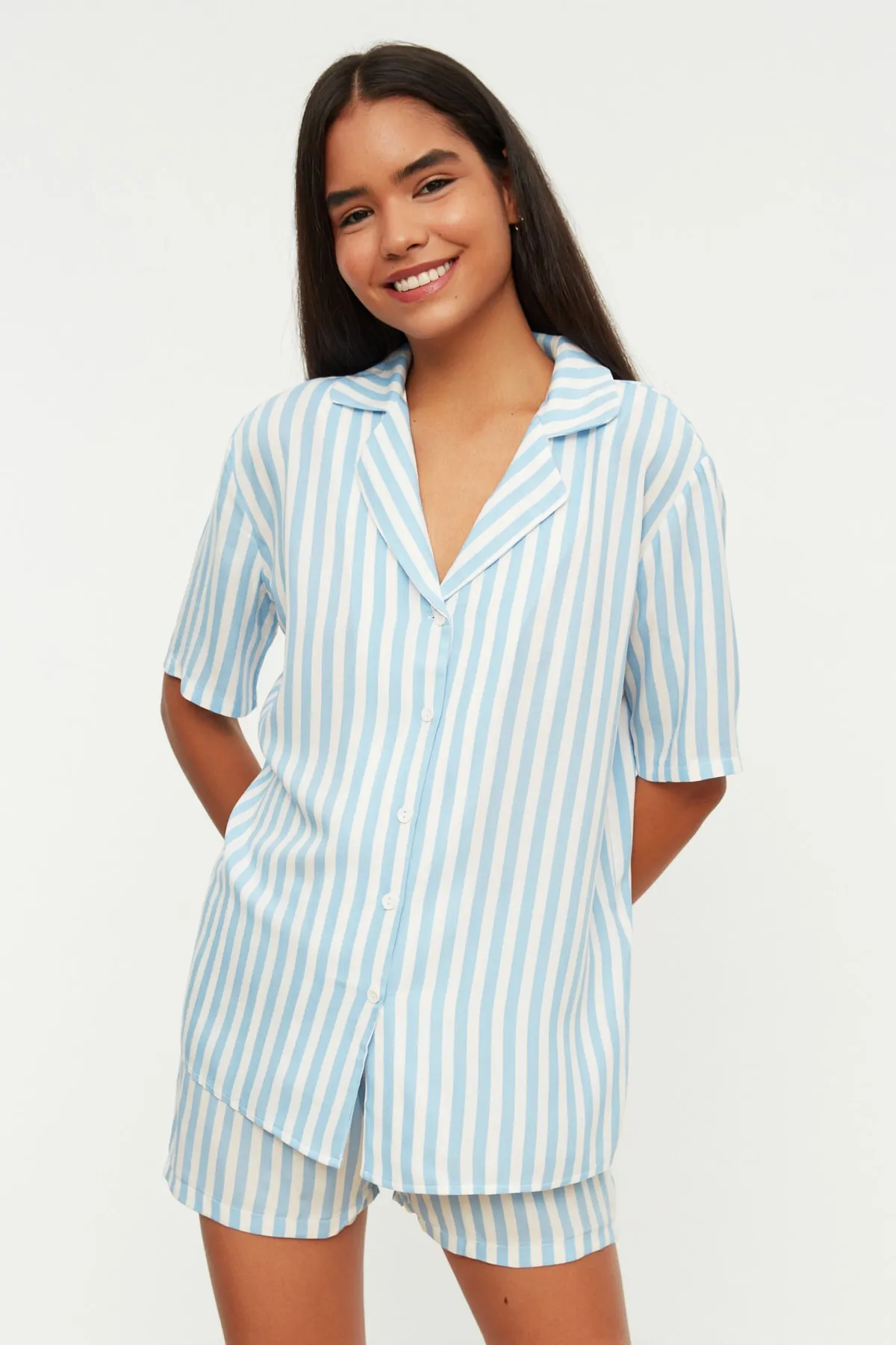 Trendyol Collection  Blau gestreiftes Viskose-Hemd-Shorts-Pyjama-Set mit weitem Schnitt THMSS21PT0179