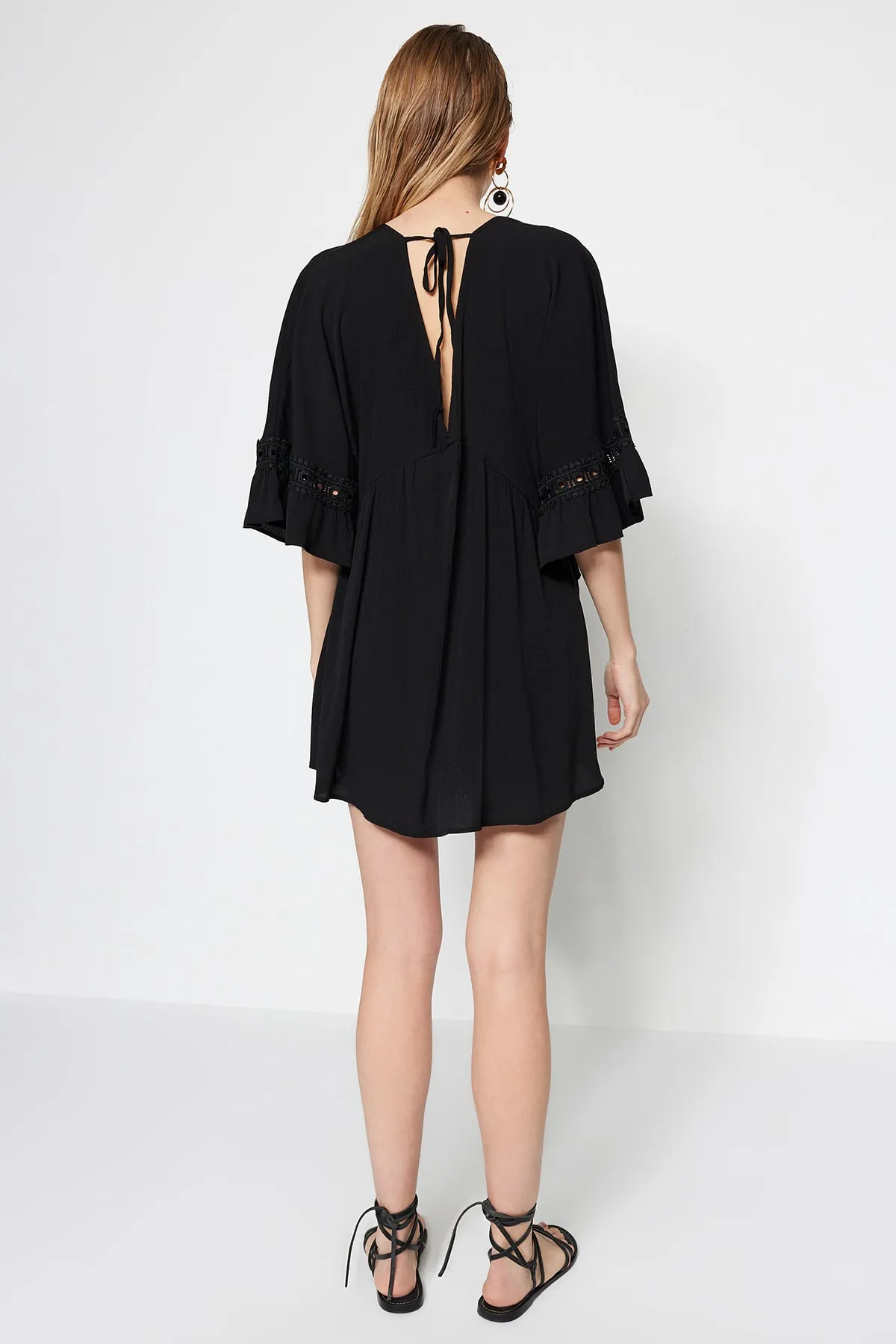 Trendyol Collection  Schwarzes Mini-Strandkleid mit gewebtem Band-Accessoire TBESS21EL2759