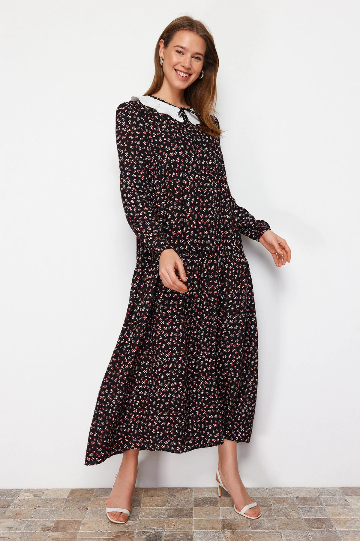 Trendyol Modest  Schwarz gemustertes Kleid aus Viskose mit Muschel-Schnürkragen und detailliertem Detail TCTSS21EL3655