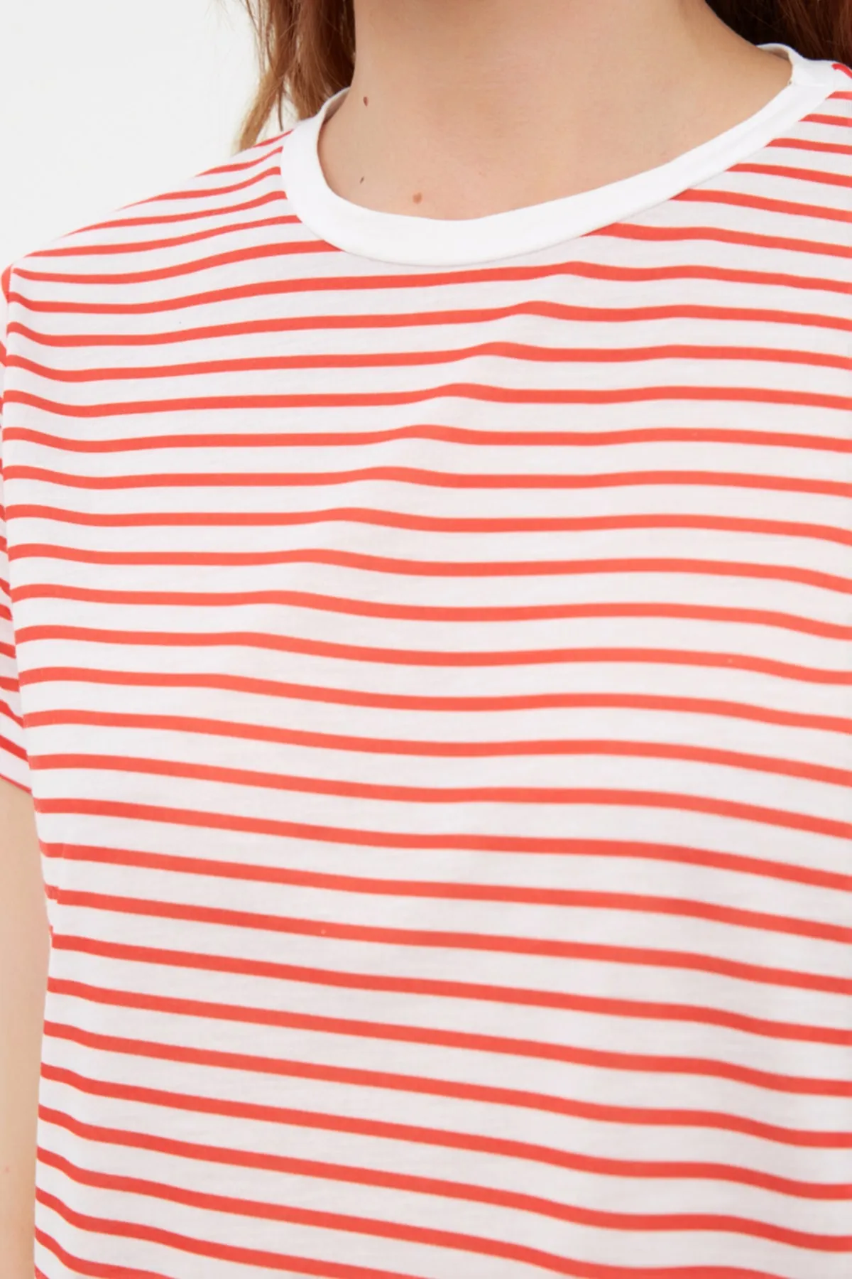 Trendyol Collection  Rot gestreiftes Basic-Strick-T-Shirt TWOSS21TS0904