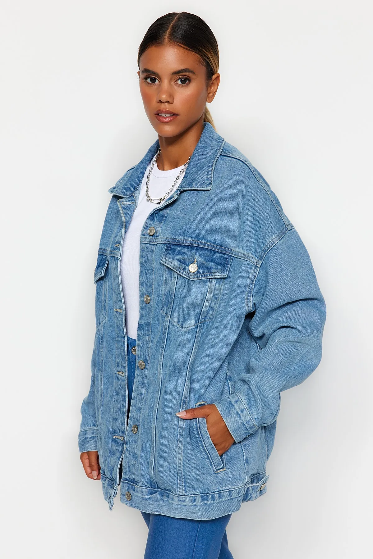 Trendyol Collection  Blaue Oversize-Trucker-Jeansjacke TWOAW23CE00189