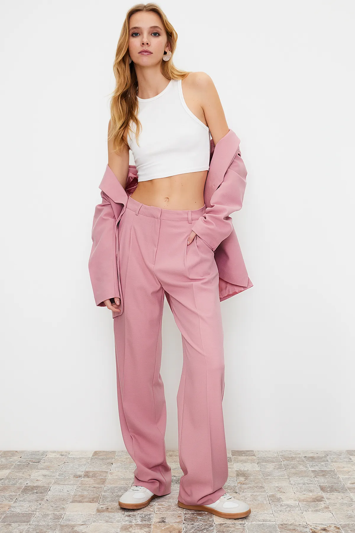 Trendyol Collection  Hellrosa, gerade geschnittene, plissierte Webhose in limitierter Auflage TWOAW23PL00401
