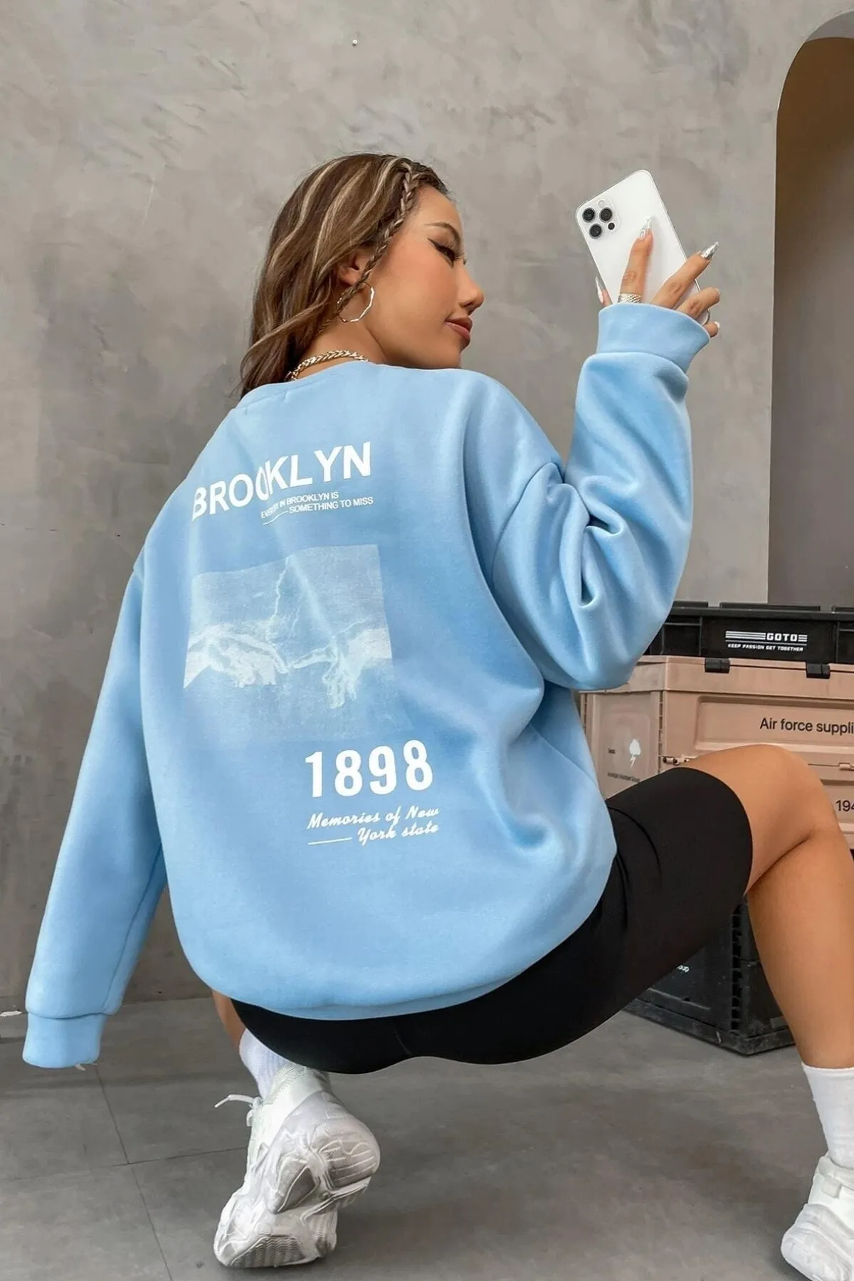 MODAGEN  Unisex Baby Blue Brooklyn 1898 bedrucktes Oversize-Sweatshirt mit Rundhalsausschnitt