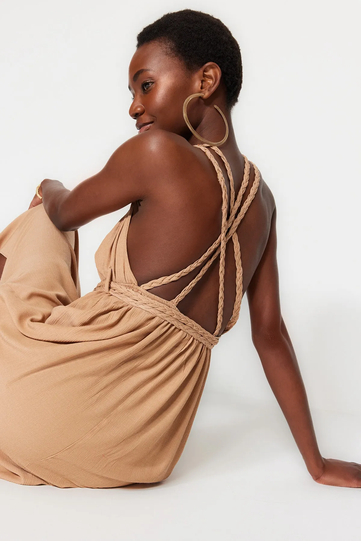 Trendyol Collection  Braunes, gewebtes Maxi-Strandkleid zum Binden aus 100 % Baumwolle mit Gürtel TBESS23EL00070