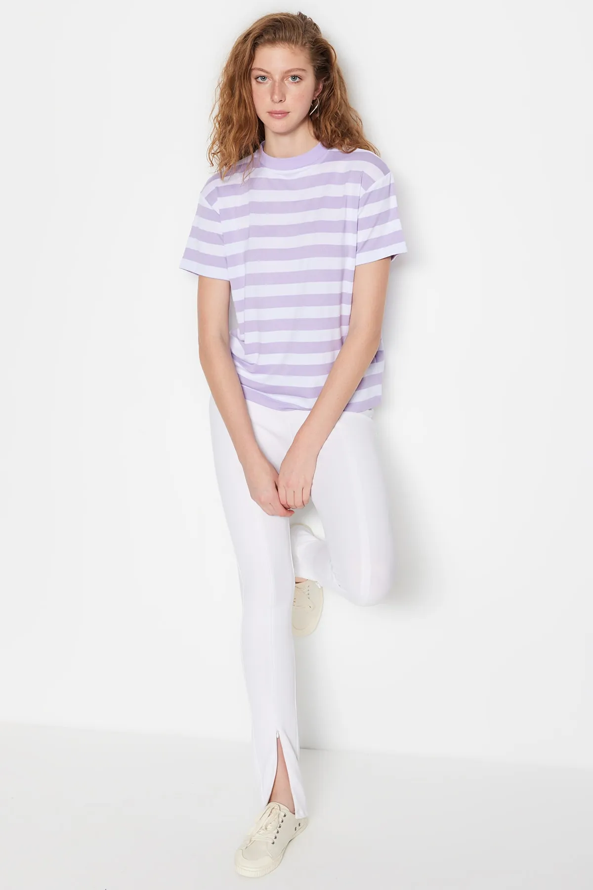 Trendyol Collection  Lila-weiß gestreiftes Basic-Strick-T-Shirt mit hohem Kragen TWOSS21TS1204