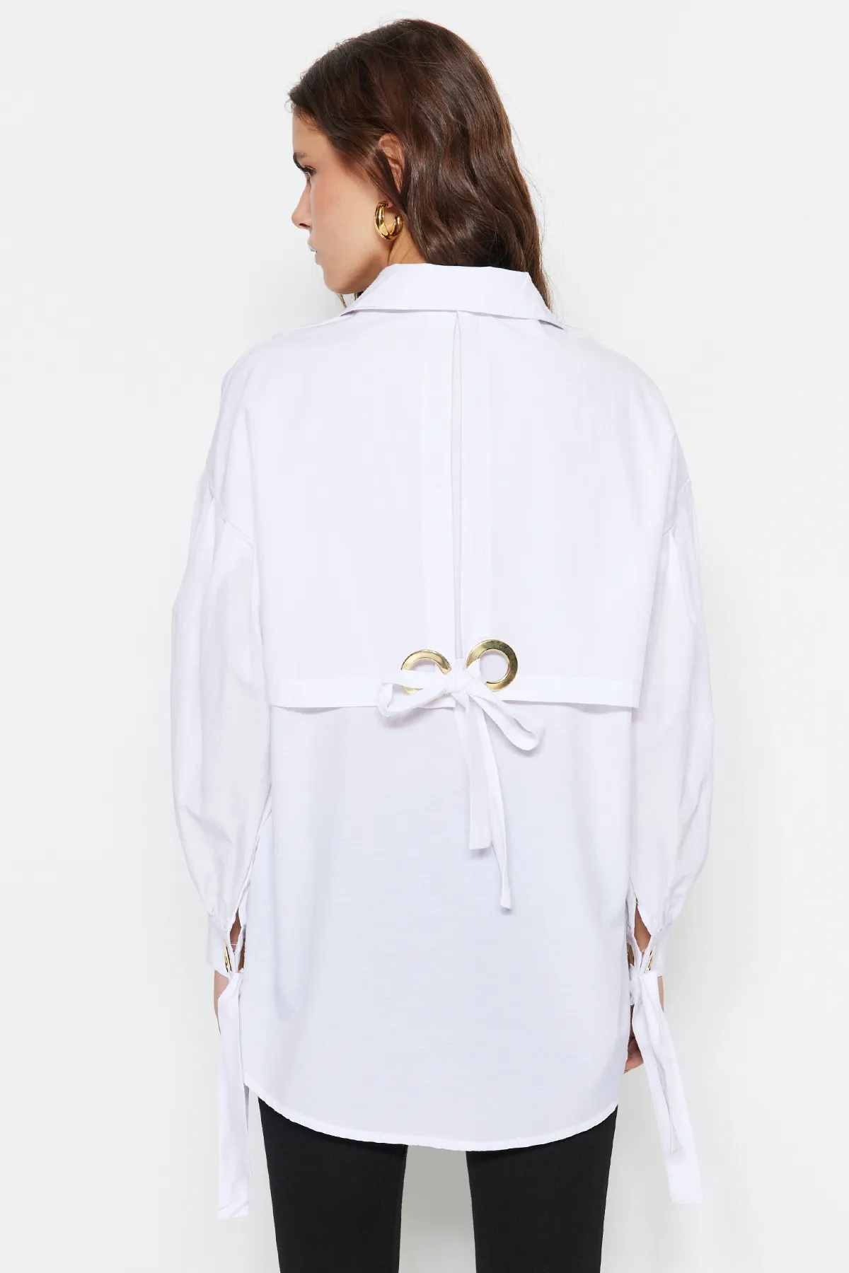 Trendyol Modest  Weißes gewebtes Baumwollhemd mit Bindedetail auf der Rückseite und Accessoires TCTSS23TG00109