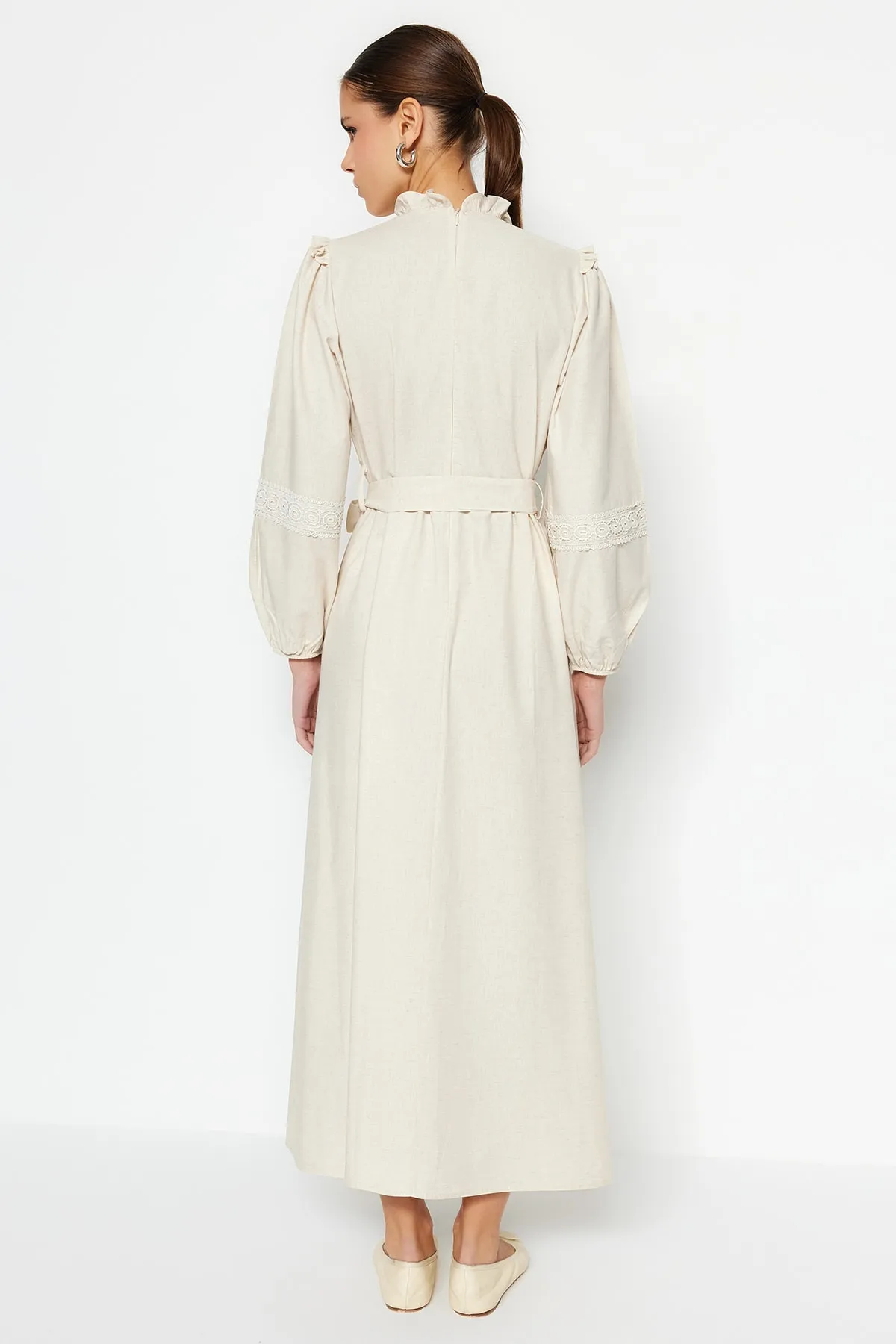 Trendyol Modest  Cremefarbenes Kleid aus gewebtem Leinenmischgewebe mit Guipure-Stoff mit Gürtel und Rüschendetail TCTSS23EB00011