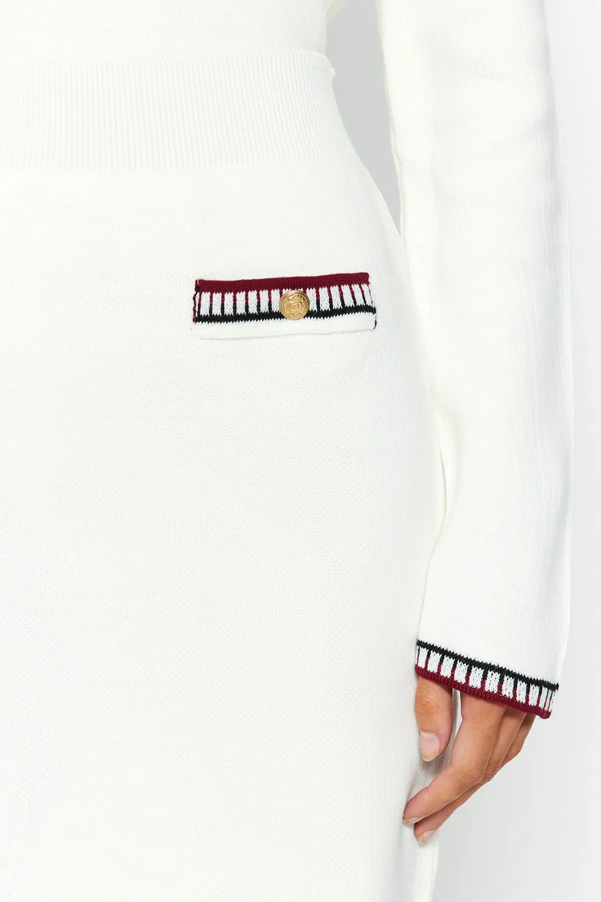 Trendyol Collection  Ecrufarbenes Strickoberteil und -unterteil im Blockfarbendesign TWOAW24AU00058