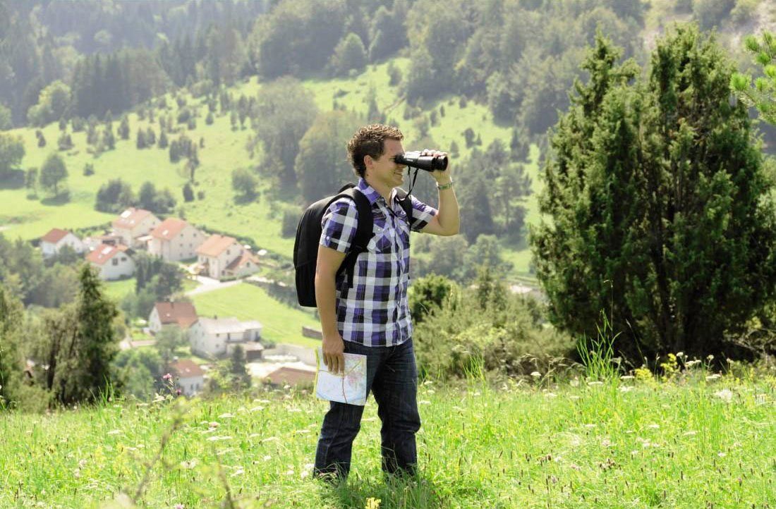 Hama Fernglas für eine scharfe Weitsicht, 10x50 mm, mit Stativanschluss Fernglas (Robustes Gehäuse, Ideal für Reise, Sport, Freizeit, Dioptrinausgleich)