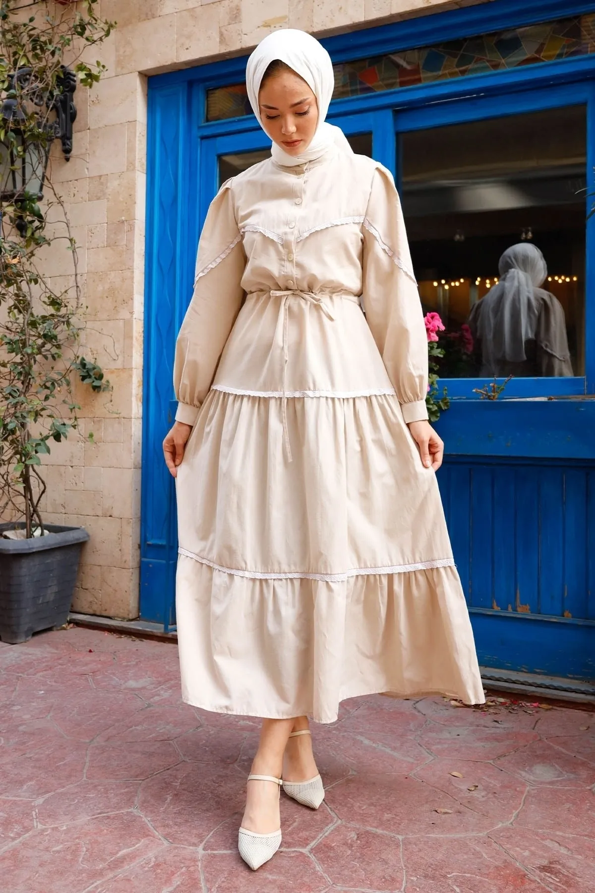 InStyle  Hijab-Kleid mit Guipure-Detail und Ballonärmeln – Stein