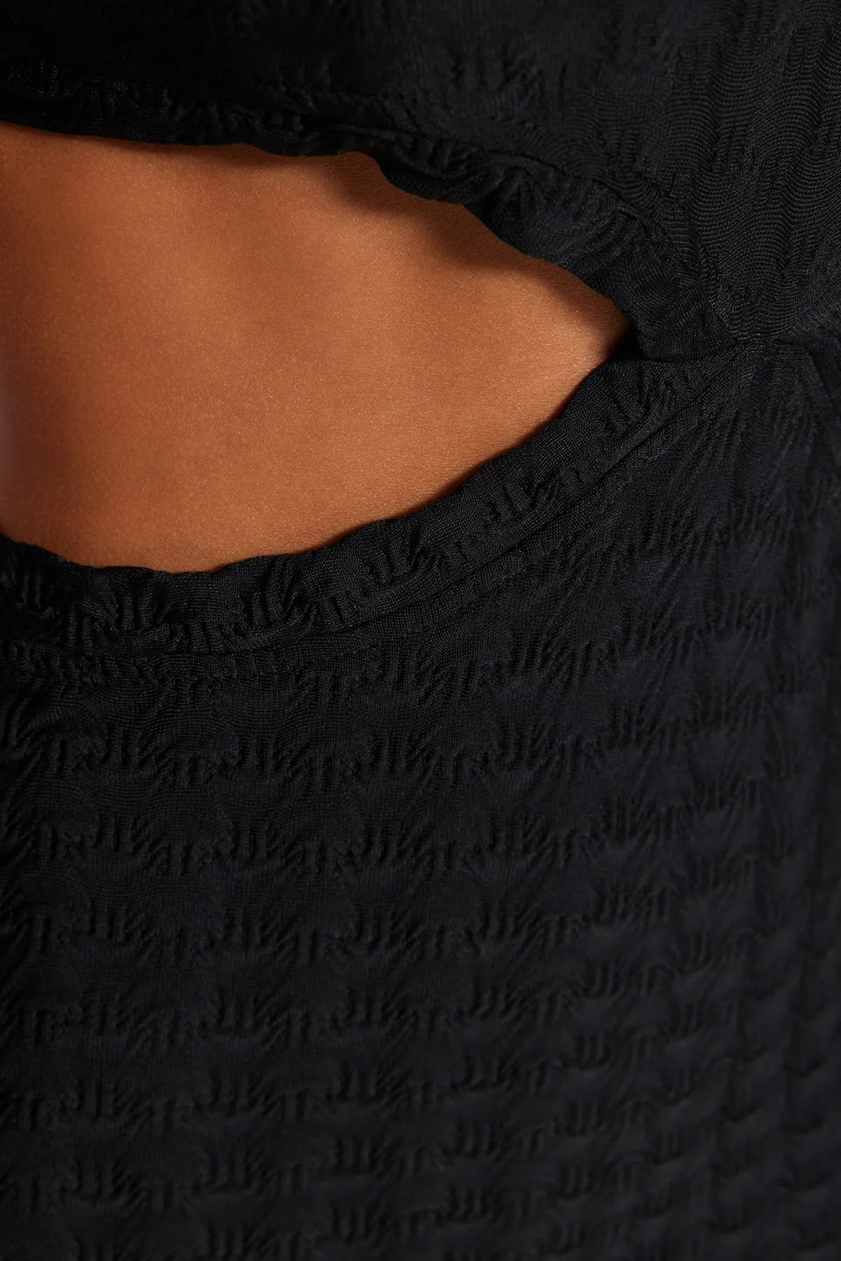 Trendyol Collection  Schwarzes, tailliertes, gestricktes Maxi-Strandkleid mit Ausschnitten/Fenstern TBESS23EL00154