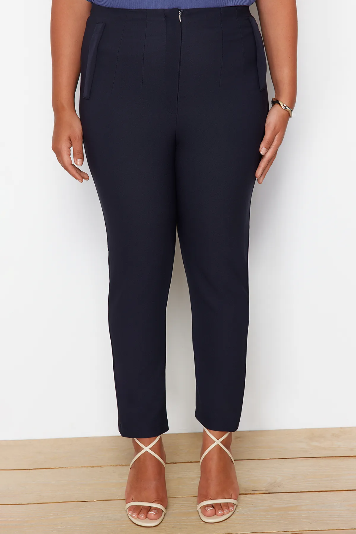 Trendyol Curve  Marineblaue Zigarettenhose aus Webstoff TBBAW23AR00015