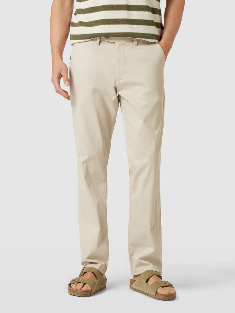 Chino mit französischen Eingrifftaschen in sand