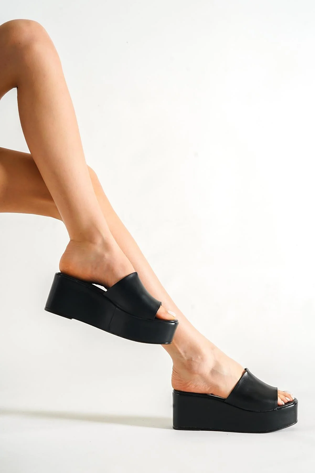 Capone Outfitters  Capone Skin Wedge Heeled Single Strap Damen-Flatform-Hausschuhe