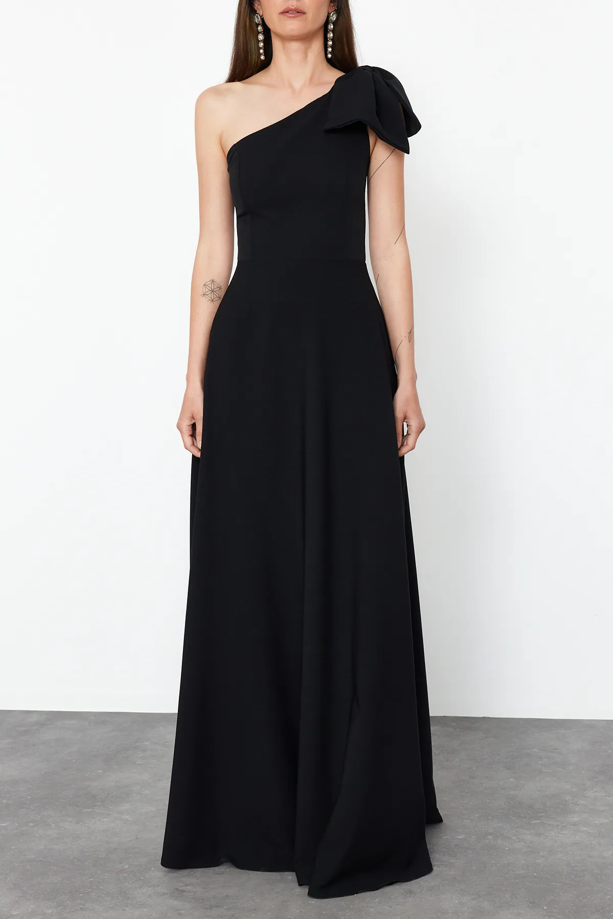 Trendyol Collection  Schwarzes, gewebtes Abend- und Homecoming-Kleid mit Schleife und einem Ärmel TPRSS24AE00163