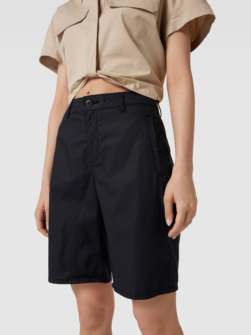 Chinoshorts mit seitlichen Eingrifftaschen in schwarz