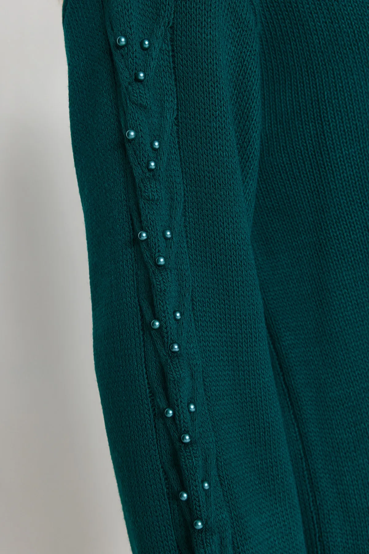 Trendyol Modest  Dunkelgrüner Strickpullover mit Perlendetails und Ärmeln TCTAW24AK00129