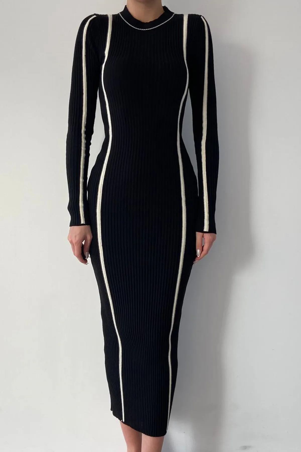 lovebox  Schwarzes Midikleid aus dehnbarem Strickstoff mit Streifenmuster und Rundhalsausschnitt, langen Ärmeln, 188