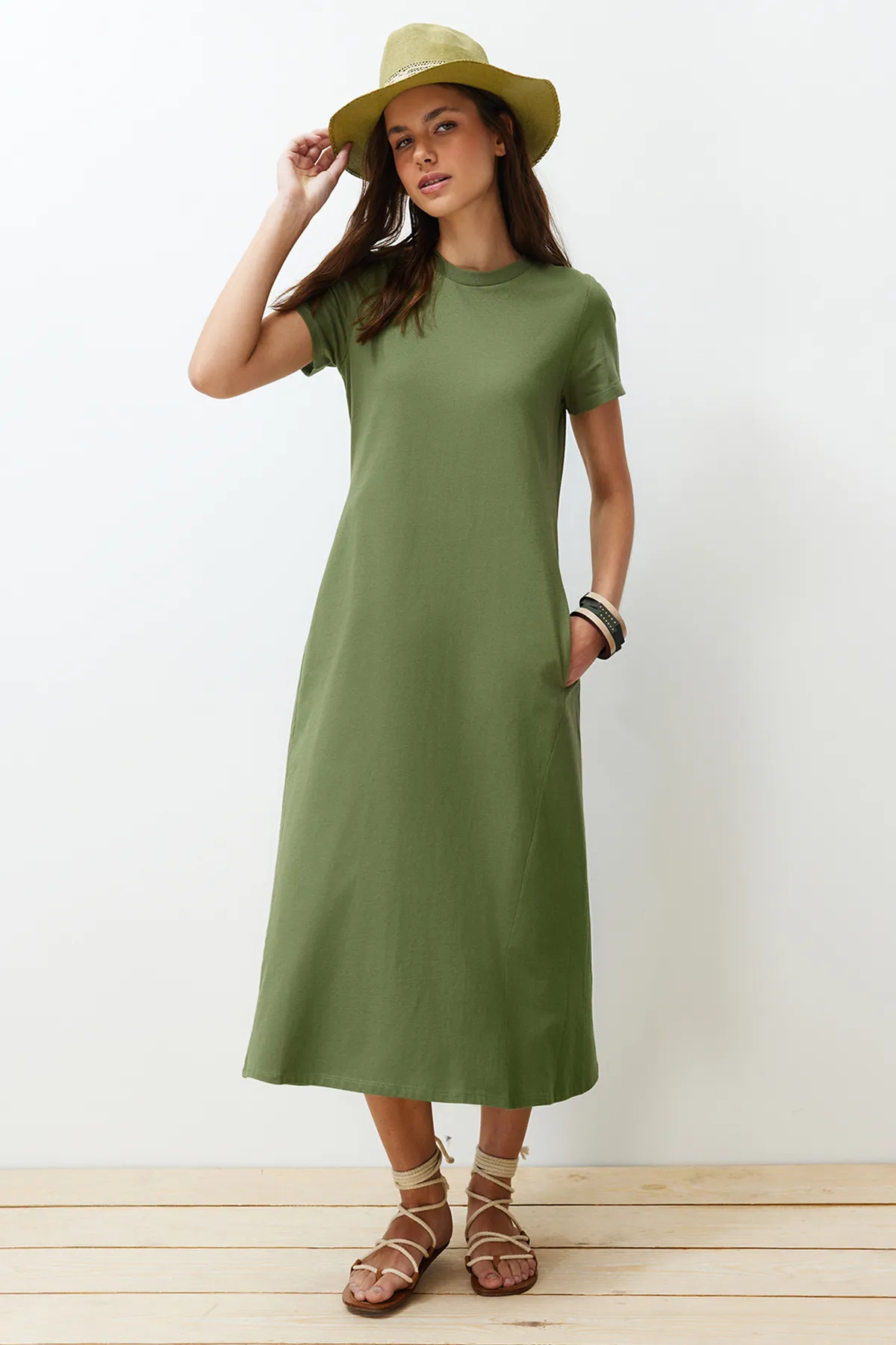 Trendyol Collection  Khakifarbenes Premium-Strick-Midikleid in A-Linie mit Rundhalsausschnitt und Taschen TWOSS24EL00169