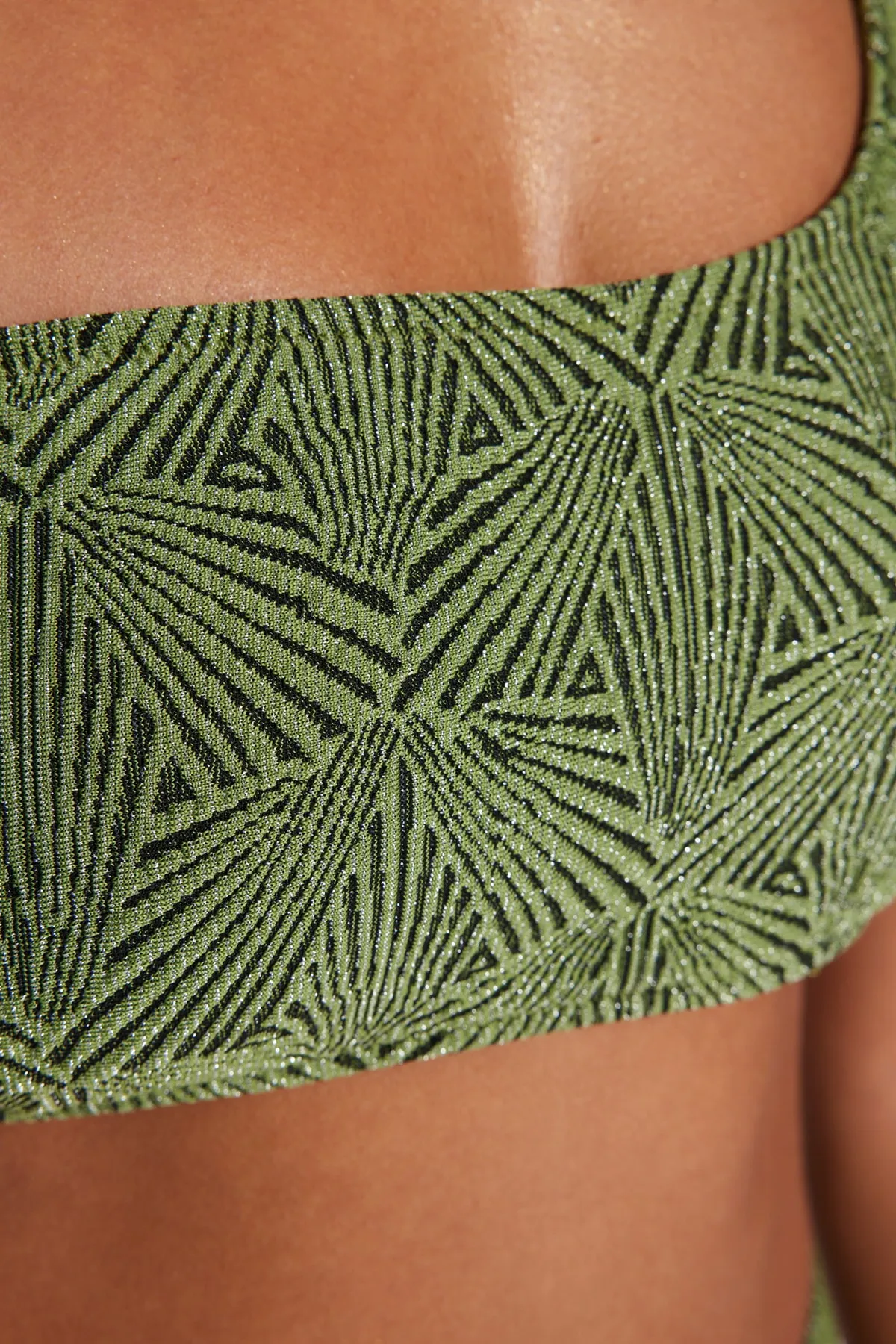 Trendyol Collection  Grünes One-Shoulder-Bikinioberteil mit Glitzer TBESS23BU00270