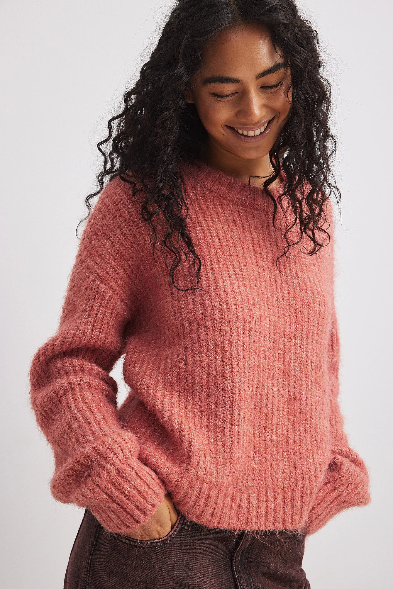 Melierter Strickpullover mit Rundhalsausschnitt