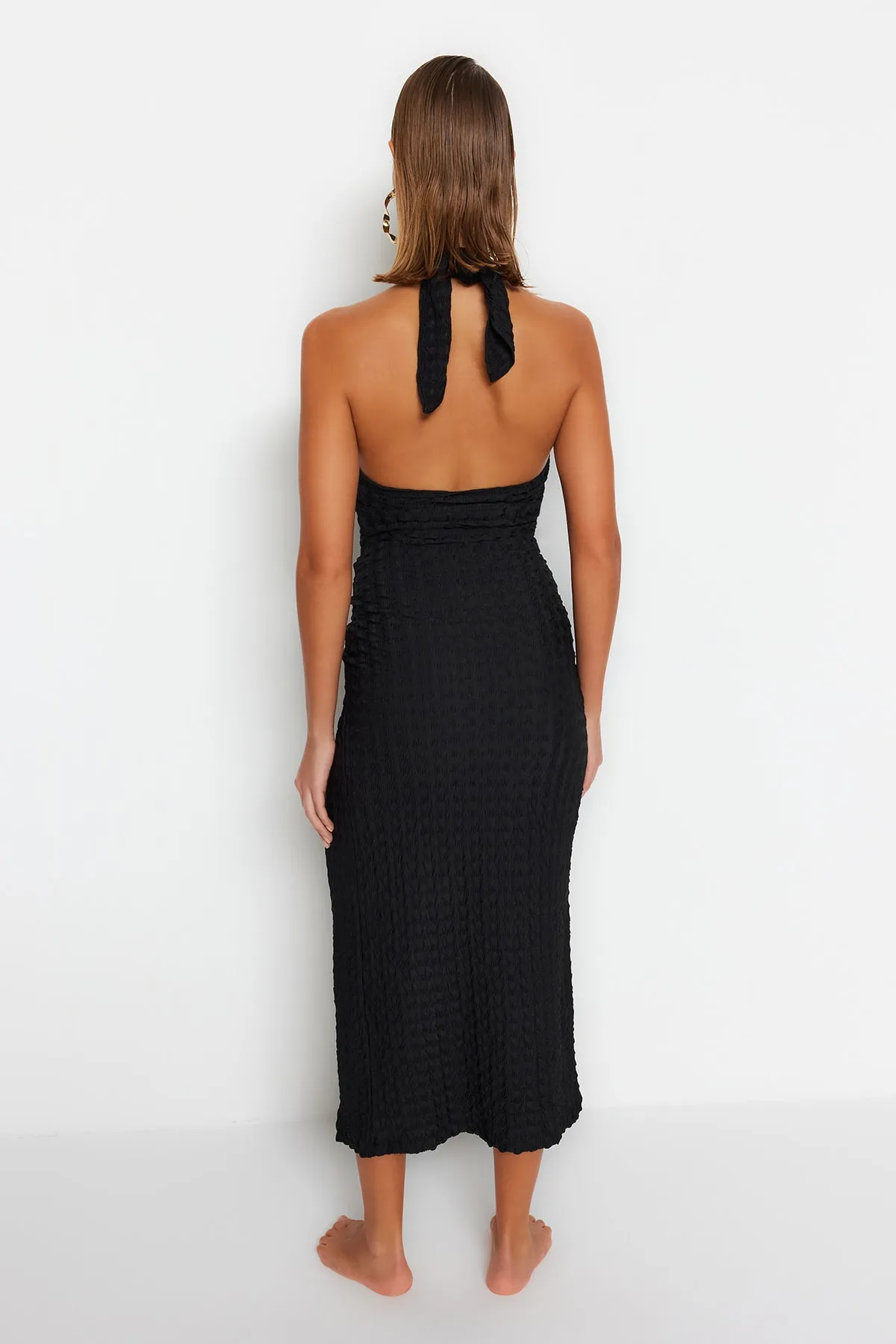 Trendyol Collection  Schwarzes, figurbetontes, gestricktes Maxi-Strandkleid mit Ausschnitten/Fenstern TBESS23EL00098